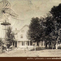 Halladayova větrná turbína se standardním velkoprůměrovým sektorovým kolem s dřevěnými lopatkami na ocelové konstrukci na farmě Alsagia ve státě New York nebo New Jersey v USA okolo roku 1906